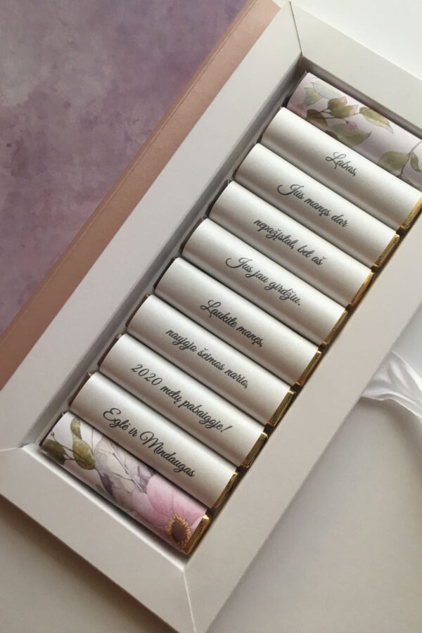 Žinutė saldžioje rožinėje dėžutėje „Naujasis šeimos narys“